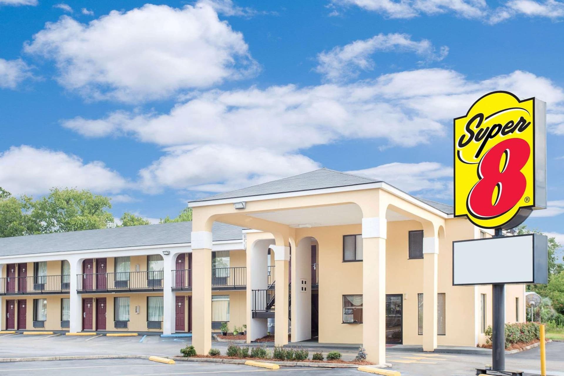 Super 8 by Wyndham Eufaula featured exterior or lobby in Eufaula, AL — similar hotel