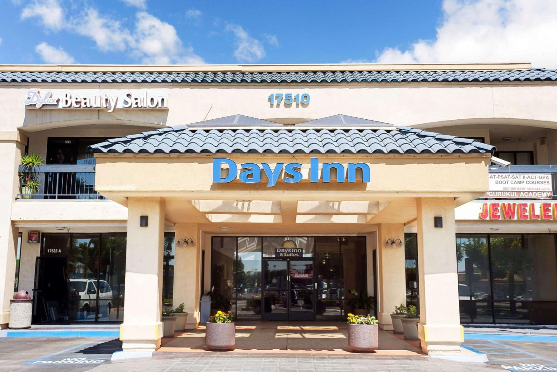 Days Inn & Suites by Wyndham Artesia interior in Artesia, CA — gallery photo 2