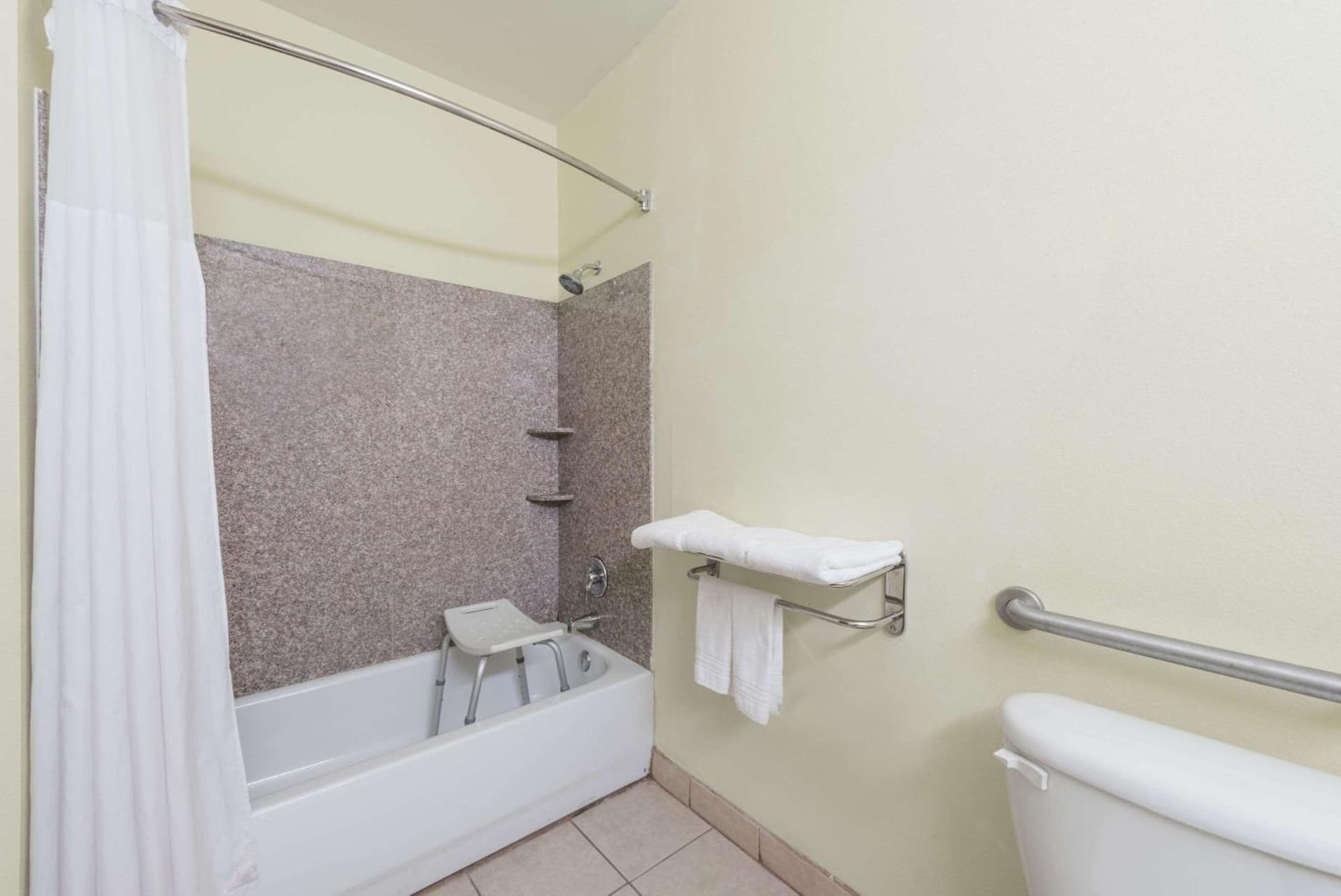 Days Inn & Suites by Wyndham Cleburne TX interior in Cleburne, TX — gallery photo 2
