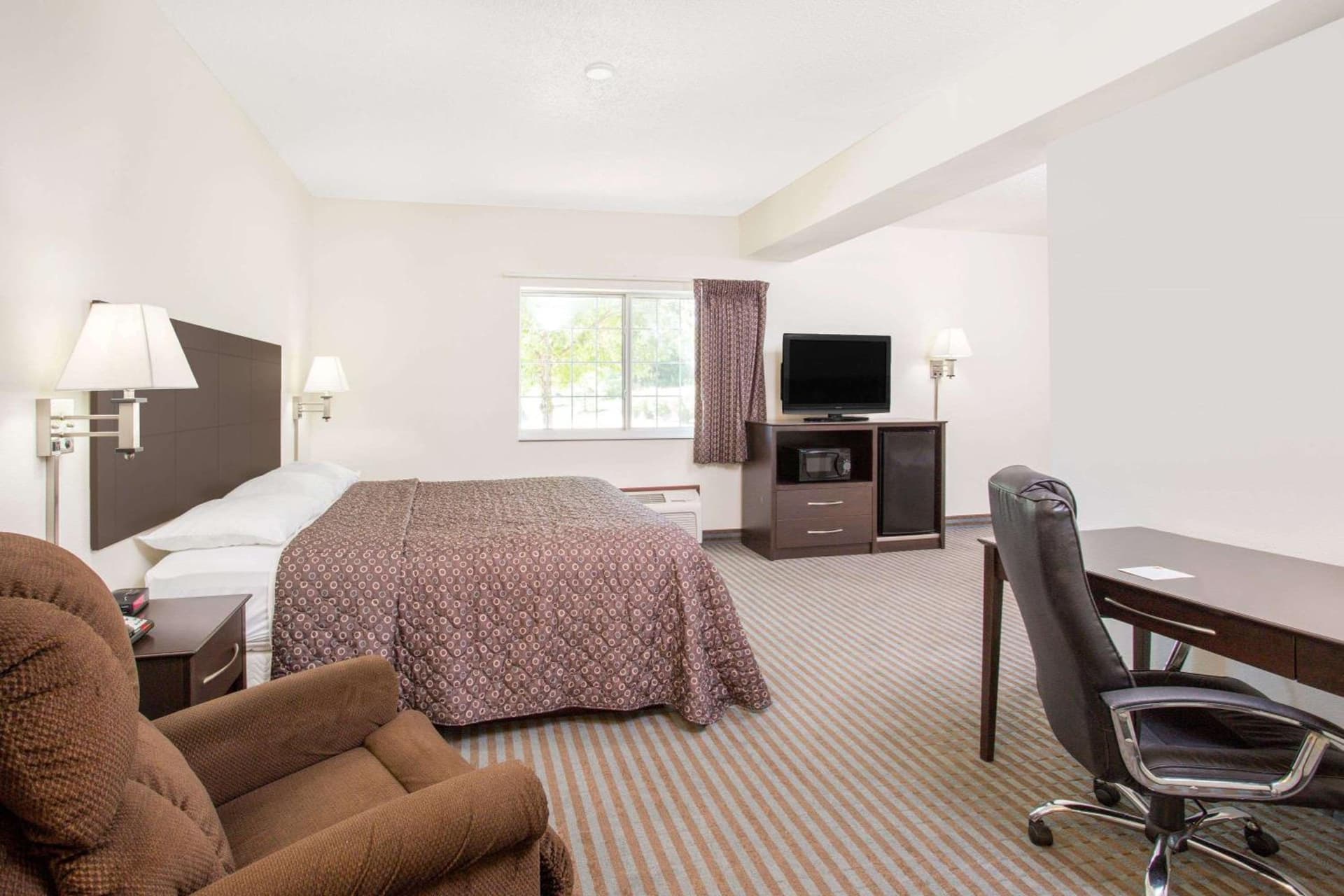 Super 8 by Wyndham Cedar Falls property views in Cedar Falls, IA — gallery photo 3