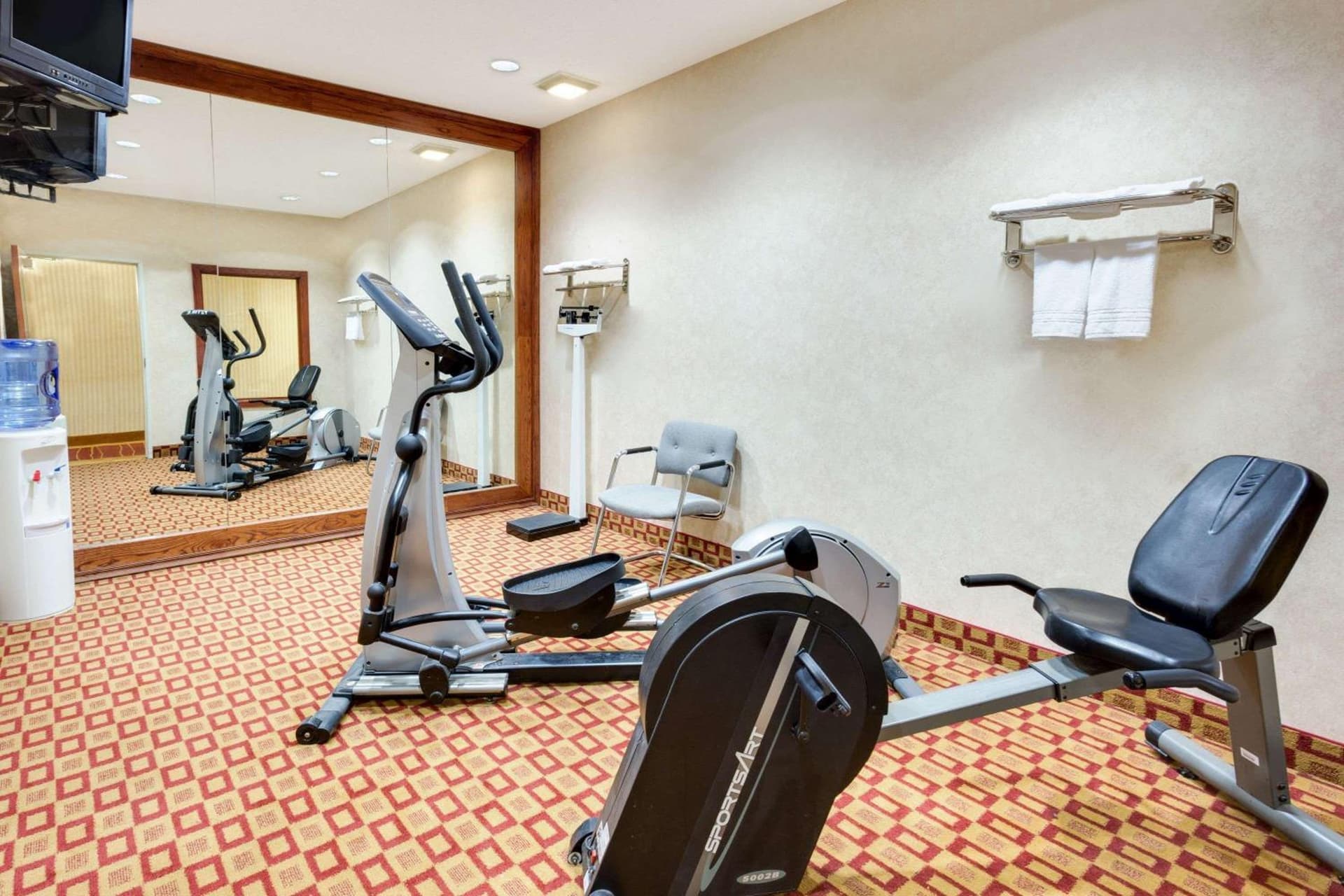Super 8 by Wyndham Freeport property views in Freeport, IL — gallery photo 3