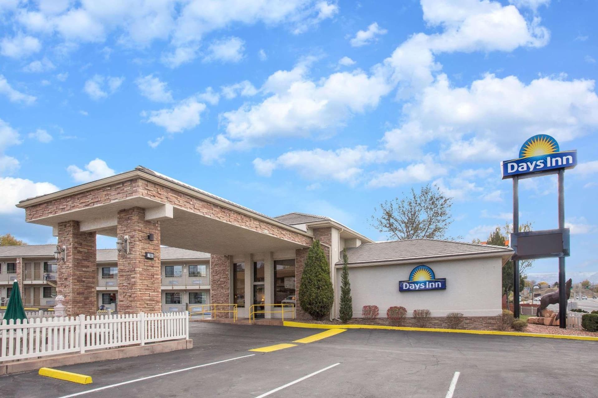 Days Inn by Wyndham Grand Junction interior in Grand Junction, CO — gallery photo 2