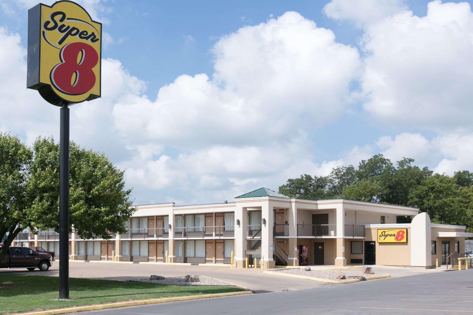 Super 8 by Wyndham Duncan OK interior in Duncan, OK — gallery photo 2