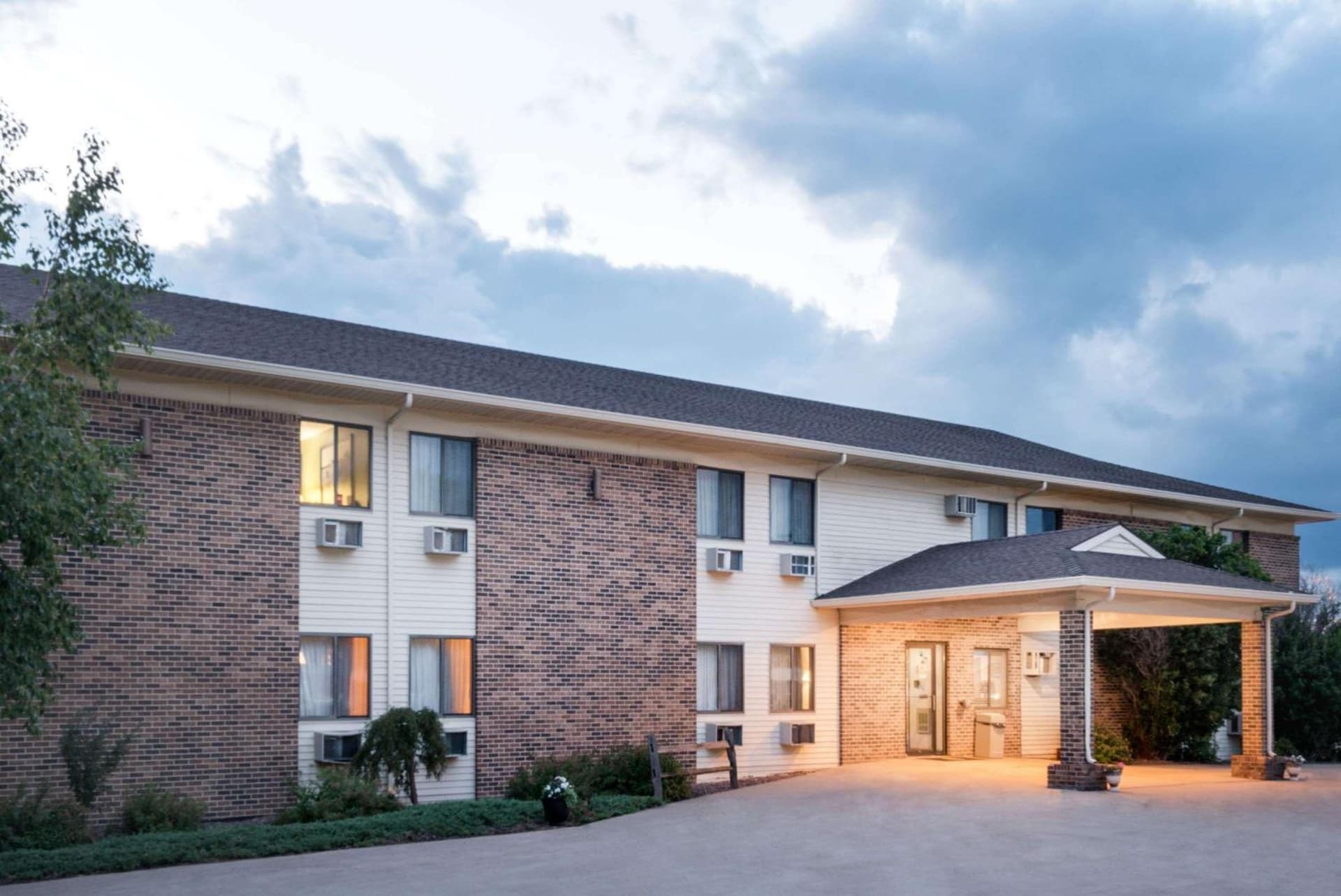 Super 8 by Wyndham Milbank SD featured exterior or lobby in Milbank, SD — similar hotel