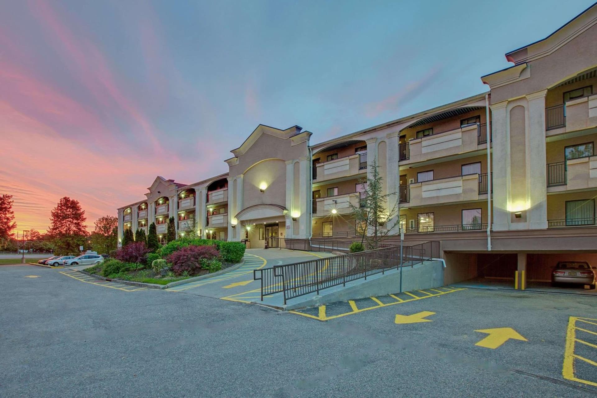 TraveIodge by Wyndham Parsippany interior in Parsippany, NJ — gallery photo 2