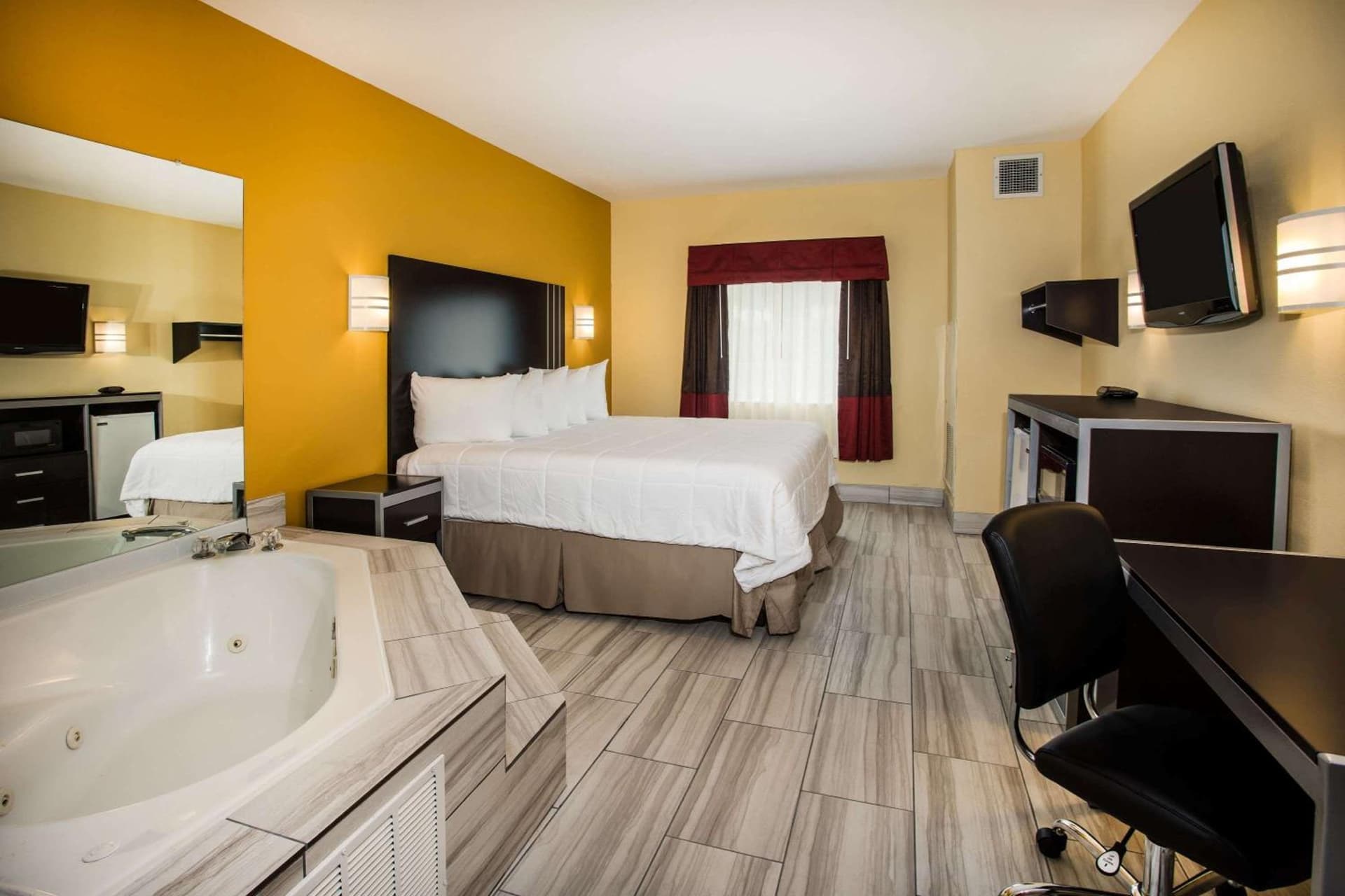 Days Inn & Suites by Wyndham Augusta Near Fort Eisenhower property views in Augusta, GA — gallery photo 3