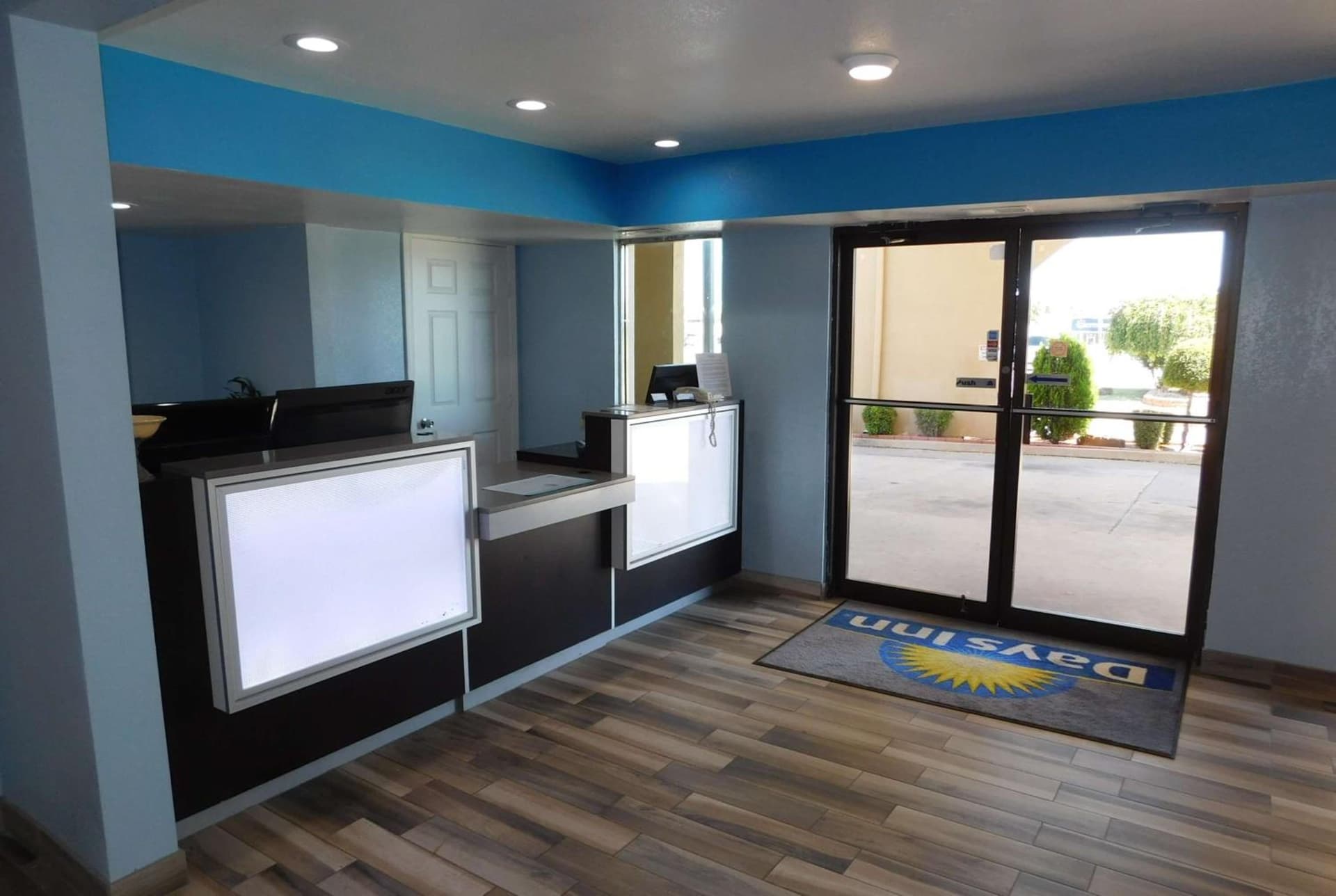 Days Inn by Wyndham Oklahoma City NW Expressway interior in Warr Acres, OK — gallery photo 2
