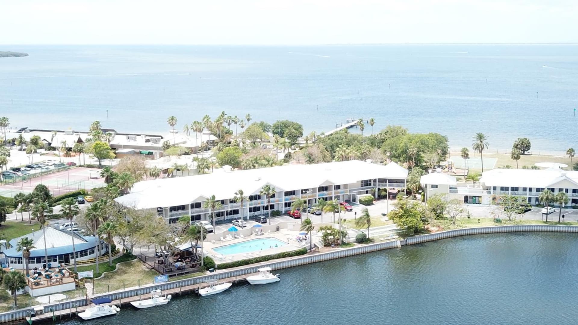 TAMPA BAY, BEACH step away, WIFI, FREE PARKING,POOLS, JACUZZI property views in Ruskin, FL — gallery photo 3