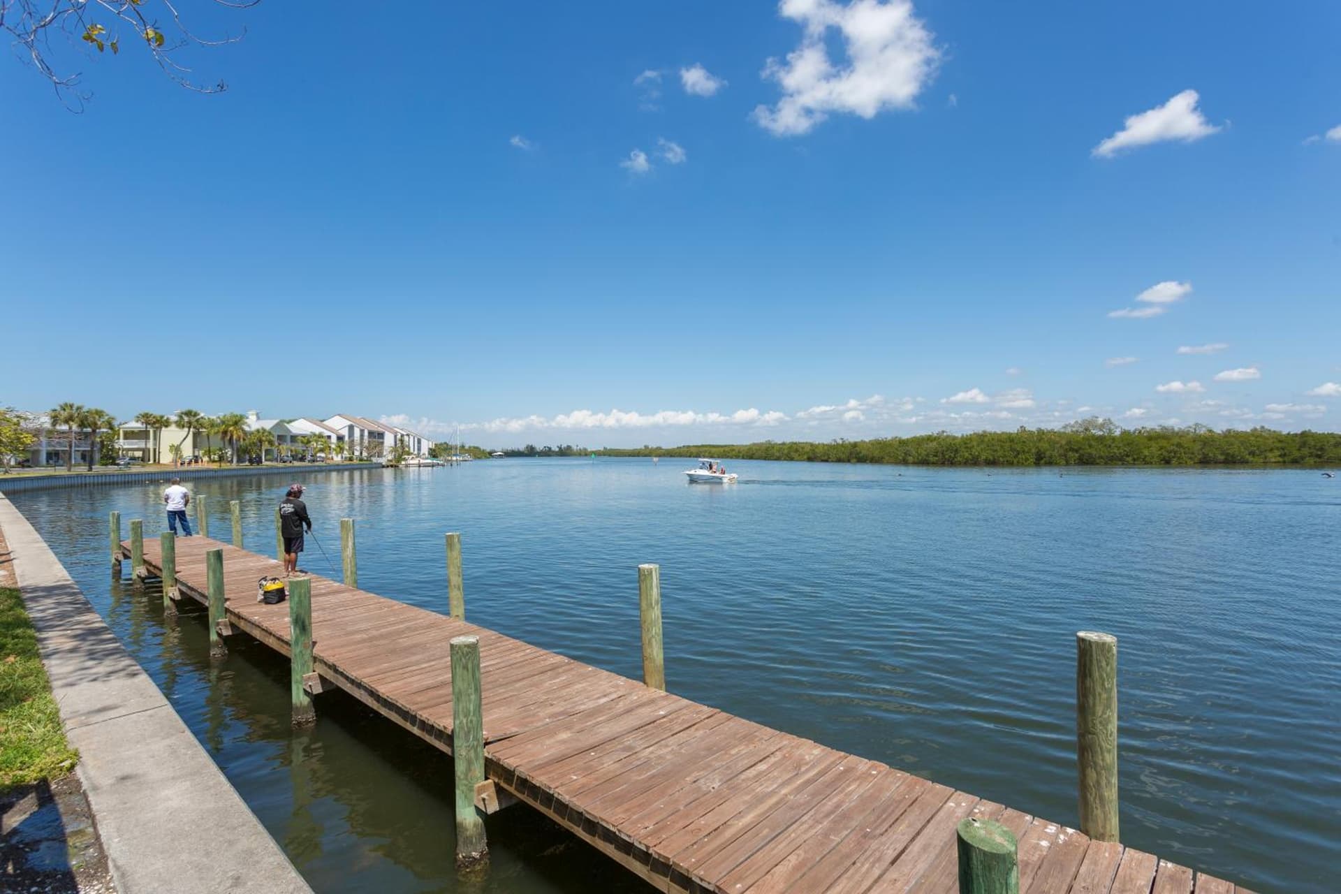 TAMPA BAY, BEACH step away, WIFI, FREE PARKING,POOLS, JACUZZI gallery photo in Ruskin, FL — image 46