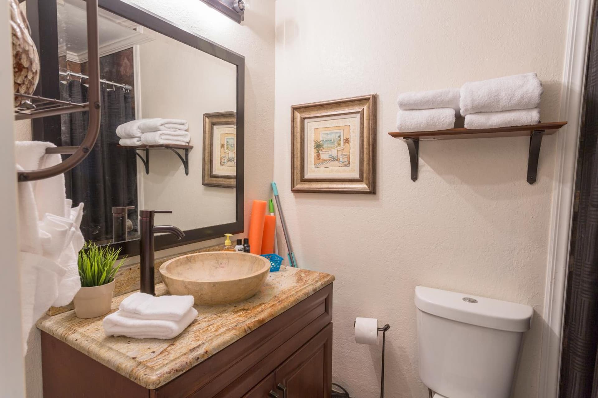 TAMPA BAY, BEACH step away, WIFI, FREE PARKING,POOLS, JACUZZI gallery photo in Ruskin, FL — image 44