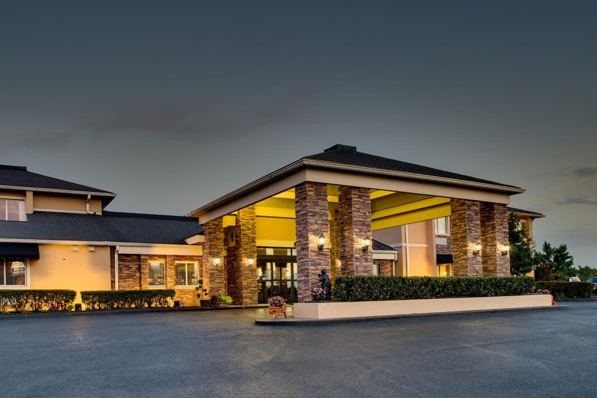 Greenfield Inn & Suites Elizabethtown, KY I65 Exit 94 featured exterior or lobby in Elizabethtown, KY — similar hotel