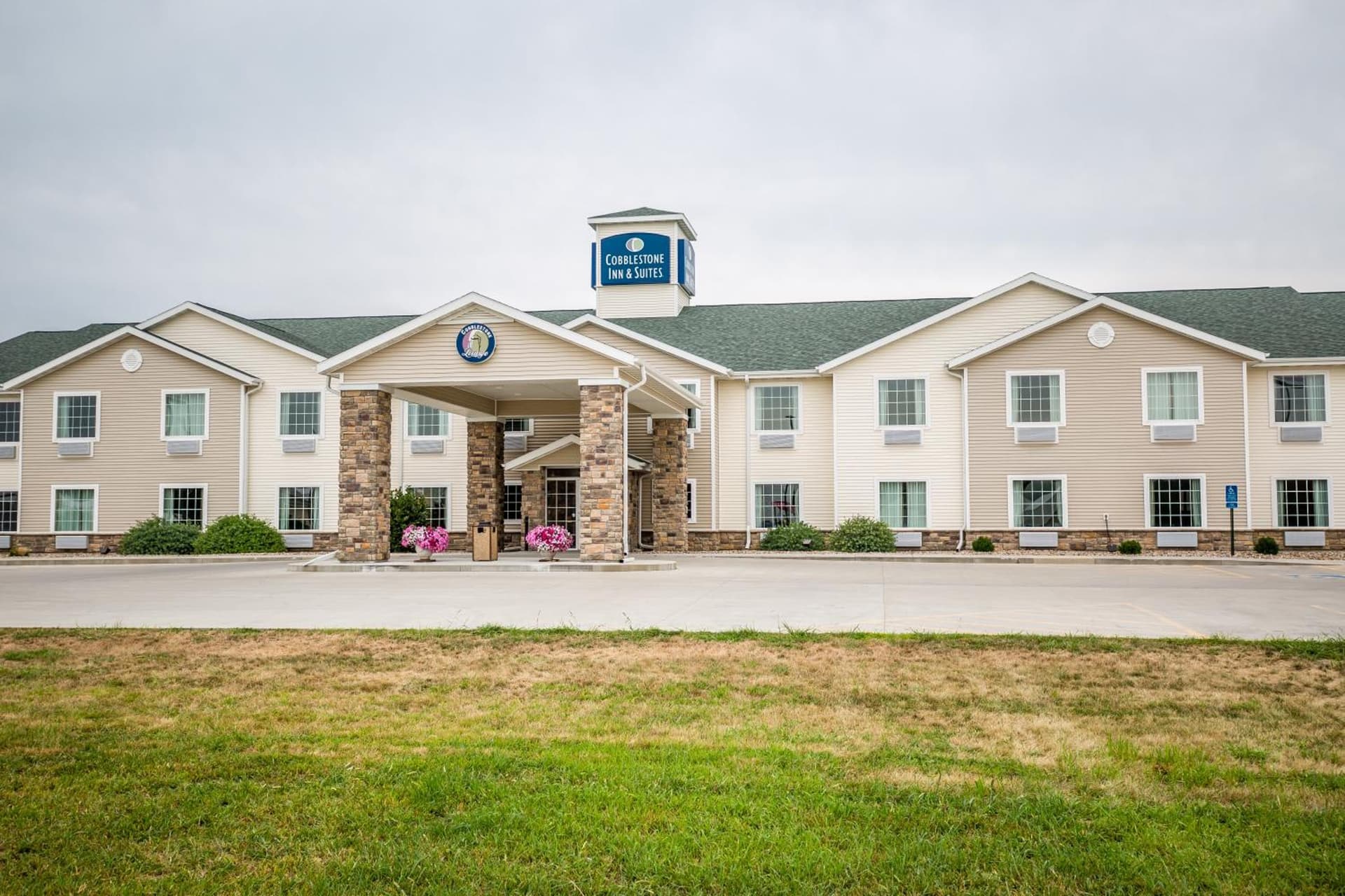 Cobblestone Inn & Suites-Winterset featured exterior or lobby in Winterset, IA — similar hotel