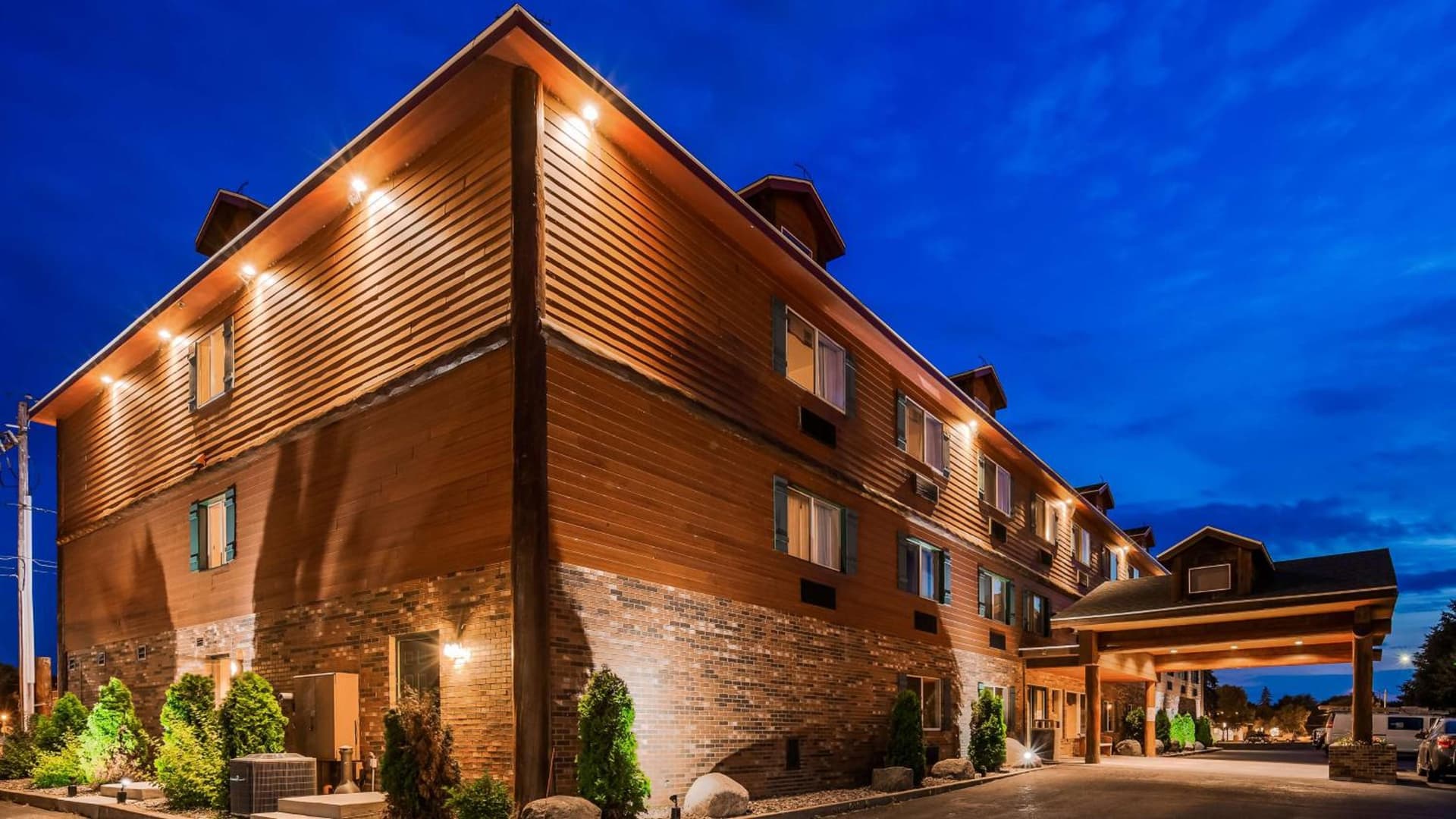 Best Western Plus Concord Inn interior in Minocqua, WI — gallery photo 2