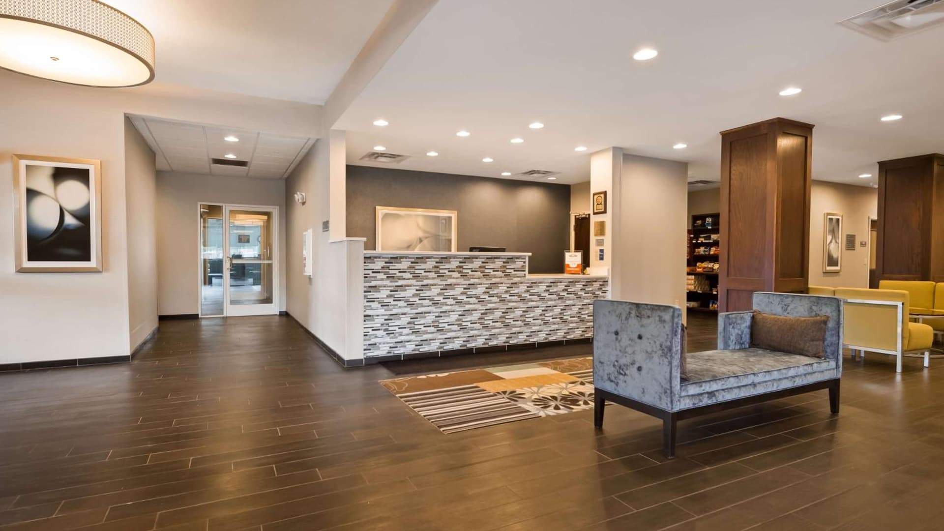 Best Western Plus Boardman Inn & Suites interior in Poland, OH — gallery photo 2