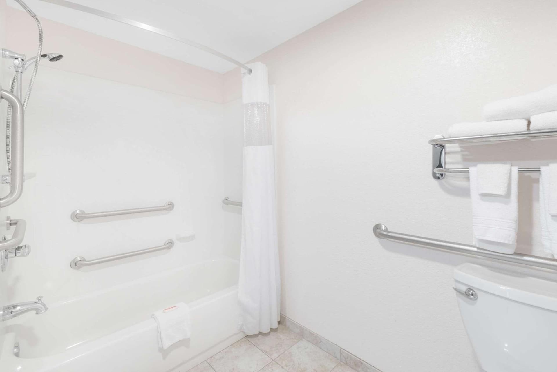 Days Inn by Wyndham Bismarck gallery photo in Bismarck, ND — image 4