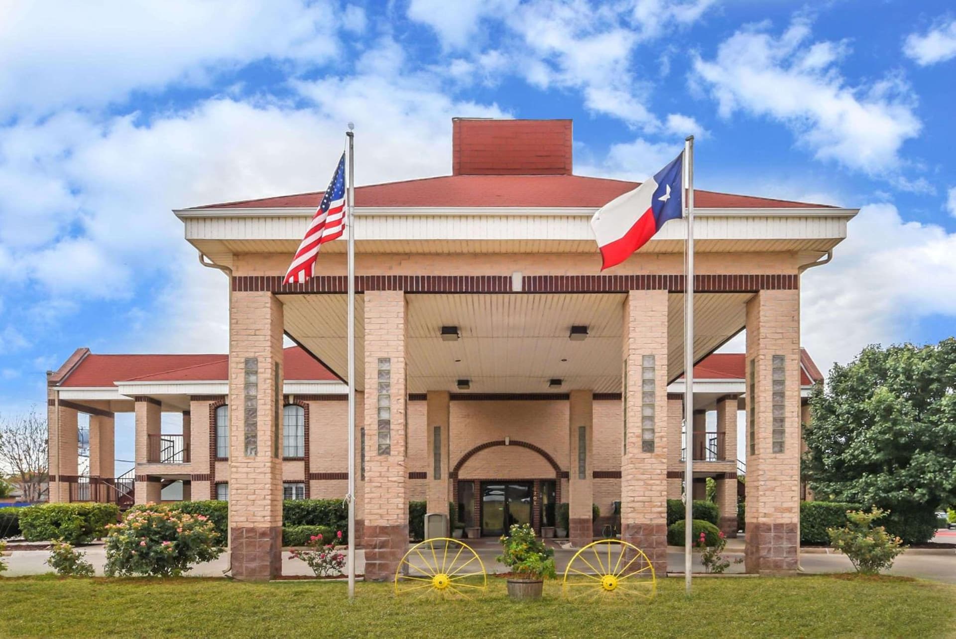 Days Inn by Wyndham Granbury interior in Granbury, TX — gallery photo 2