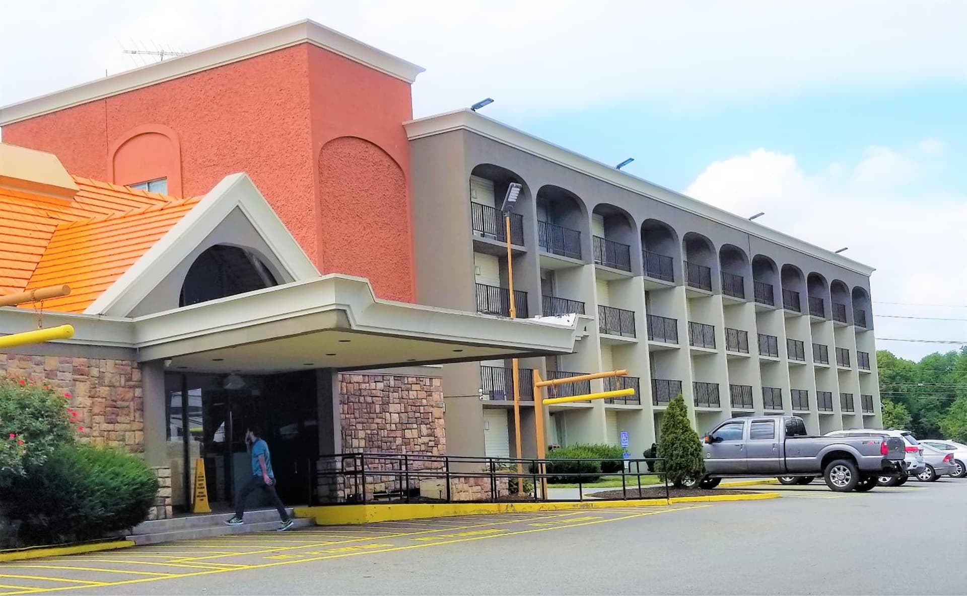 Howard Johnson by Wyndham Clifton NJ interior in Clifton, NJ — gallery photo 2