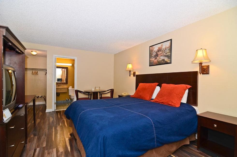 Santa Clarita Motel - Near six Flags Magic Mountain - Valencia interior in Santa Clarita, CA — gallery photo 2