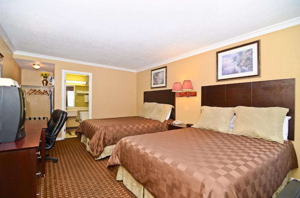 Santa Clarita Motel - Near six Flags Magic Mountain - Valencia property views in Santa Clarita, CA — gallery photo 3