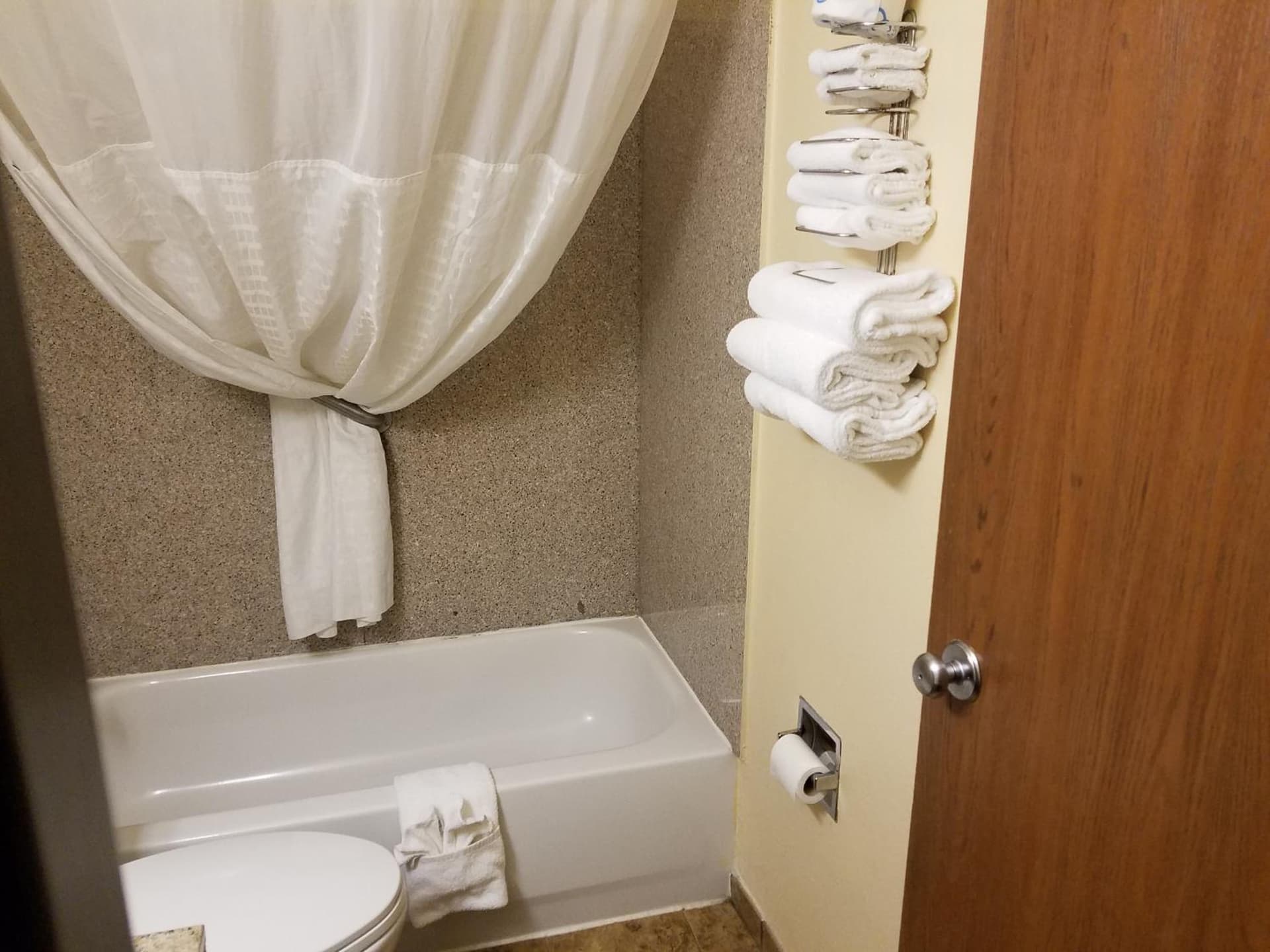 Super 8 by Wyndham Independence Kansas City property views in Independence, MO — gallery photo 3