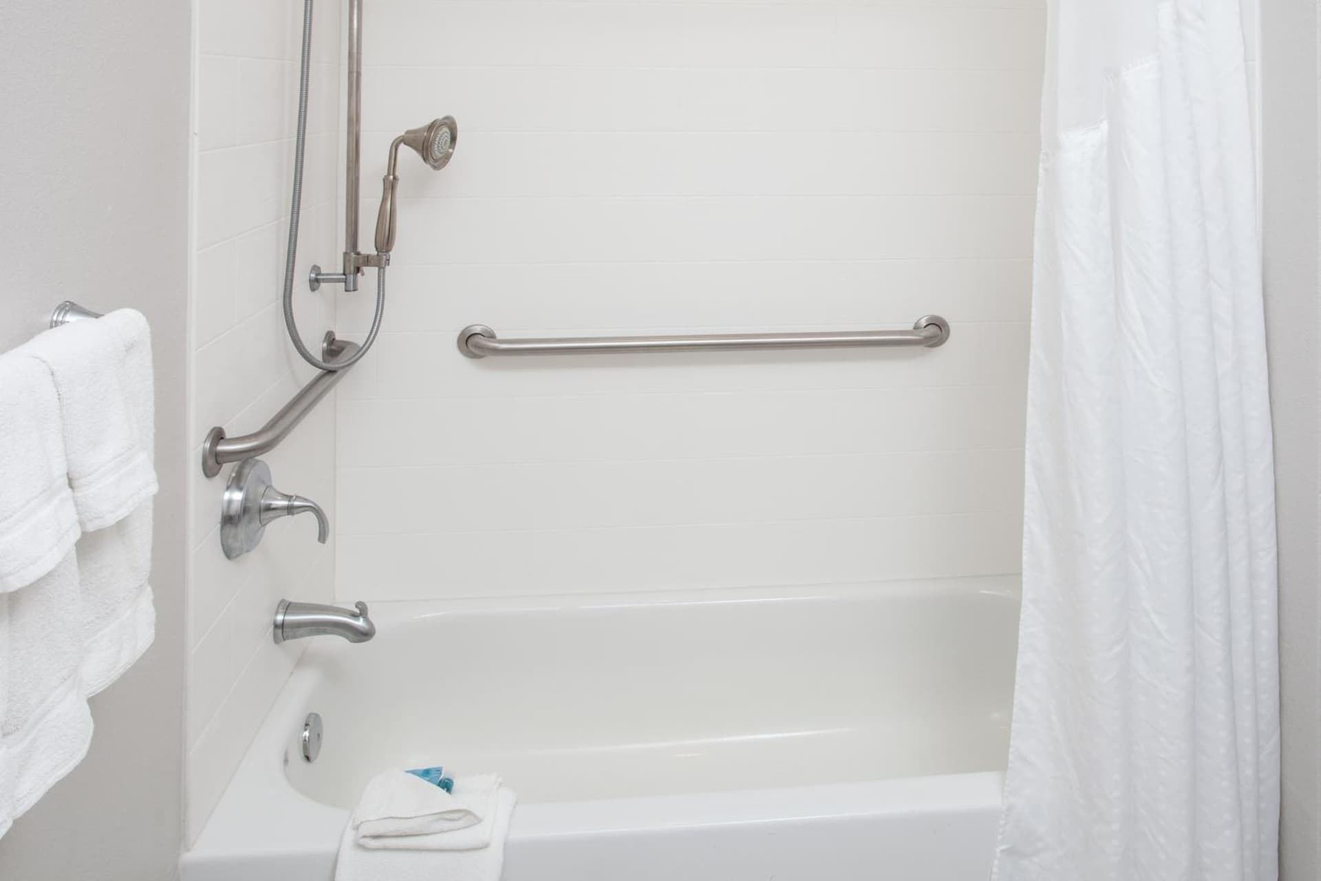 Holiday Inn Express Haskell-Wayne Area by IHG property views in Haskell, NJ — gallery photo 3