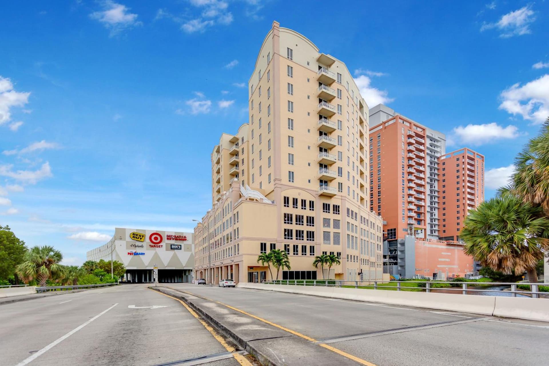 Dadeland Towers by Miami Vacations featured exterior or lobby in South Miami, FL — similar hotel