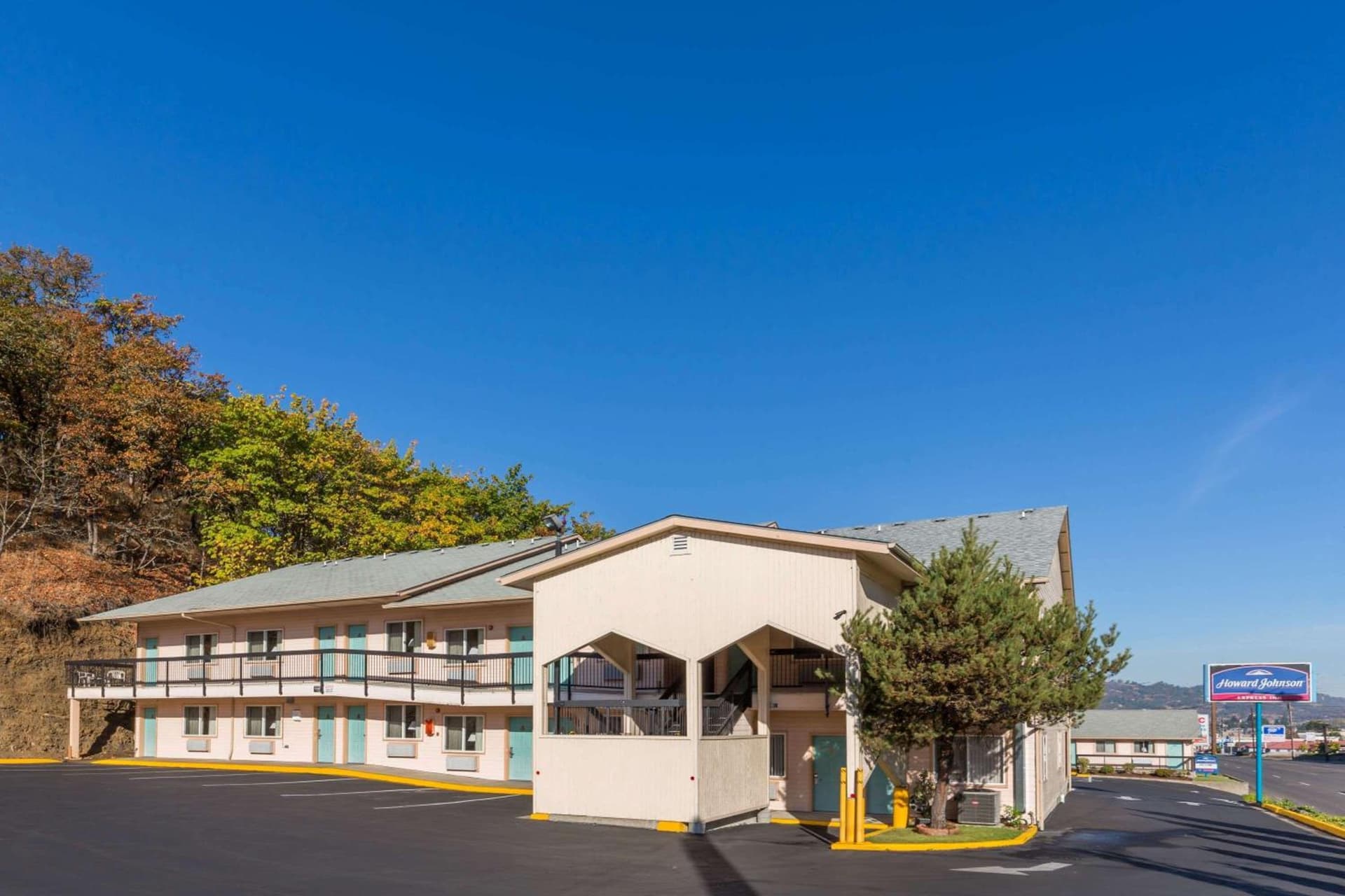 Howard Johnson by Wyndham Roseburg interior in Roseburg, OR — gallery photo 2