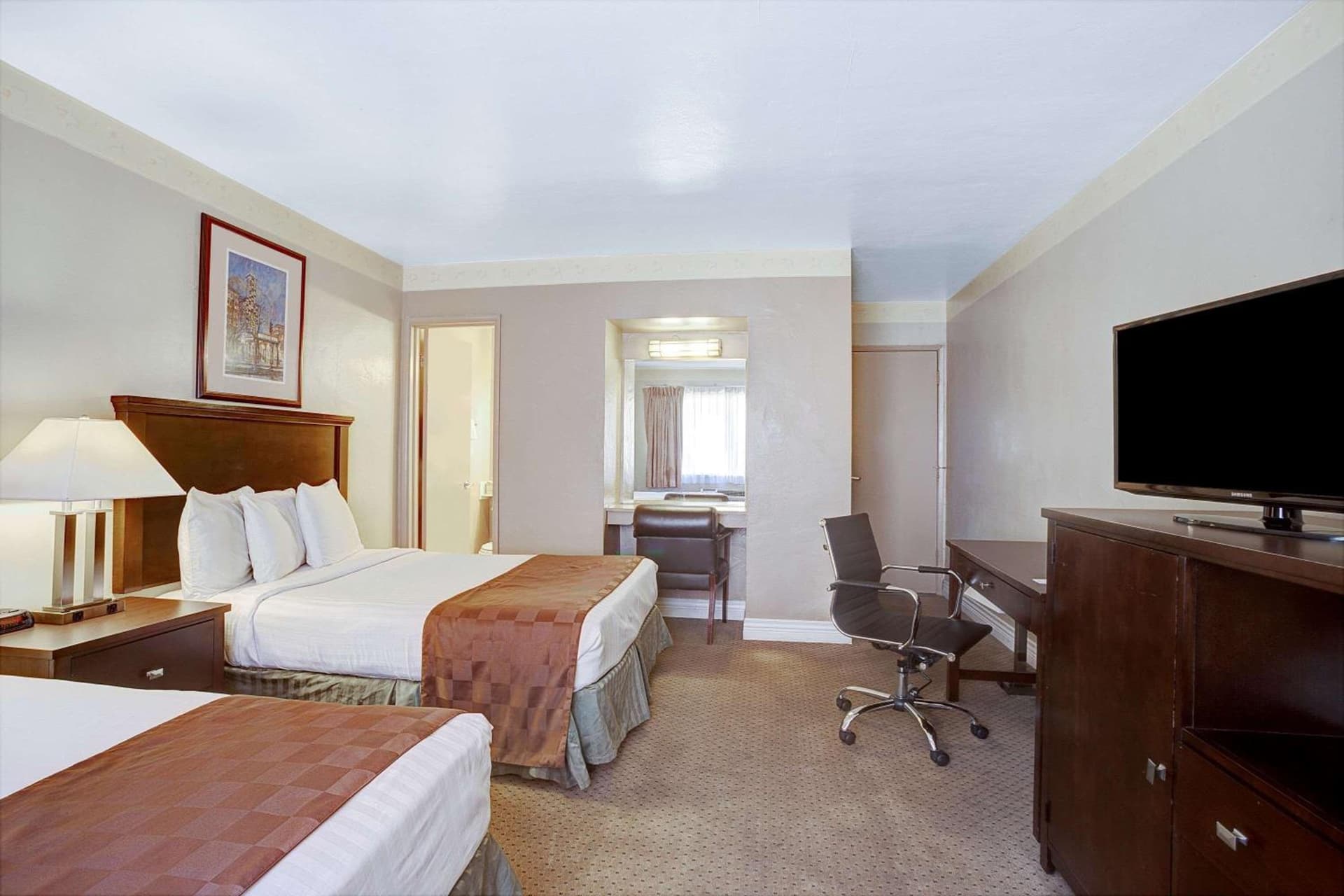 Travelodge by Wyndham Everett City Center property views in Everett, WA — gallery photo 3