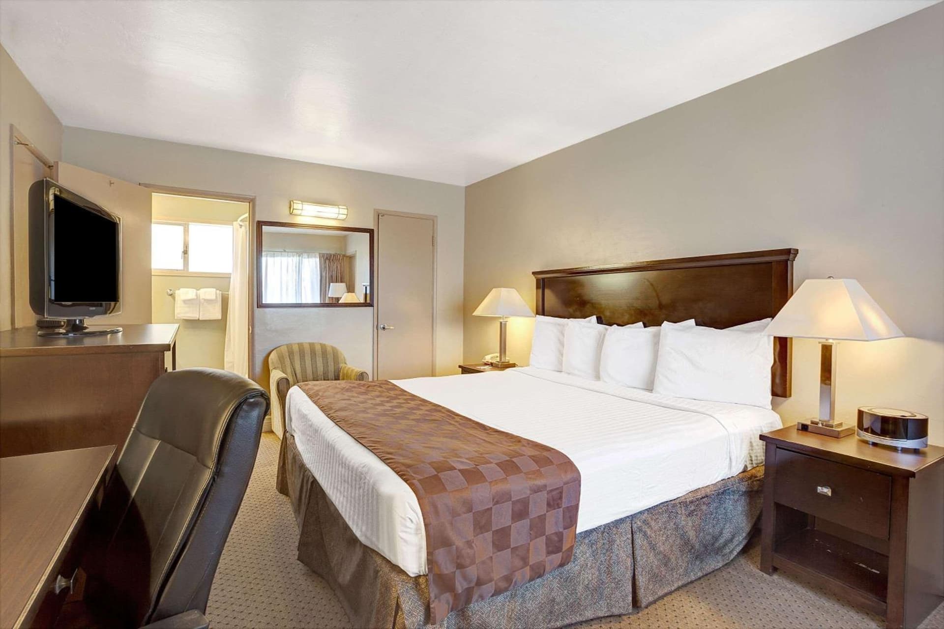 Travelodge by Wyndham Everett City Center interior in Everett, WA — gallery photo 2