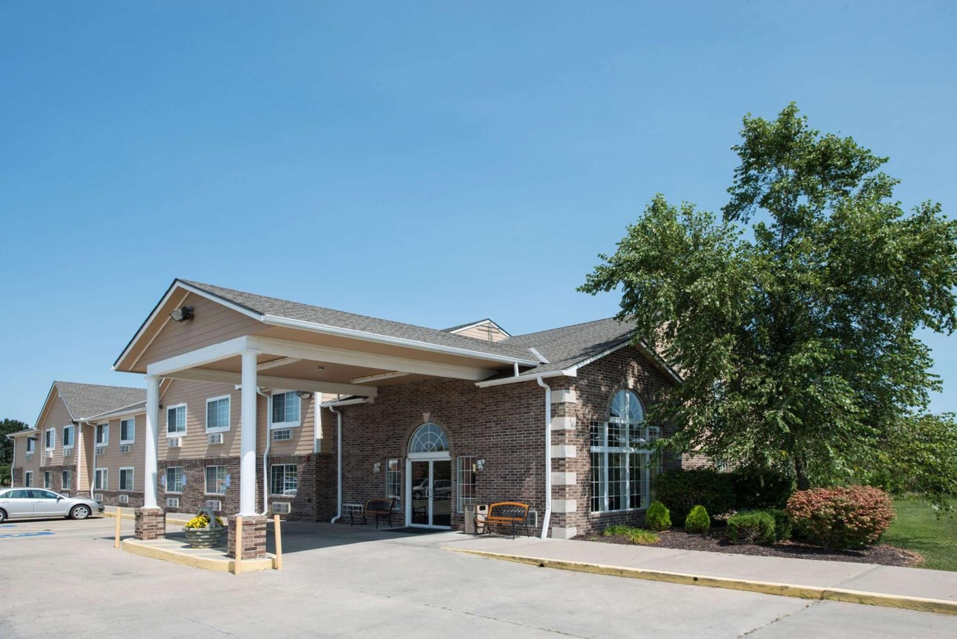 Super 8 by Wyndham Richmond interior in Richmond, MO — gallery photo 2
