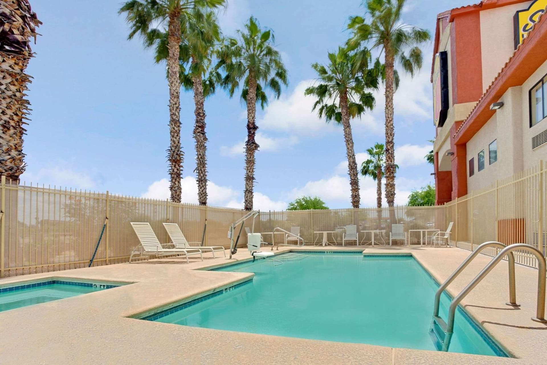 Super 8 by Wyndham Tucson/Grant Road Area AZ interior in Tucson, AZ — gallery photo 2
