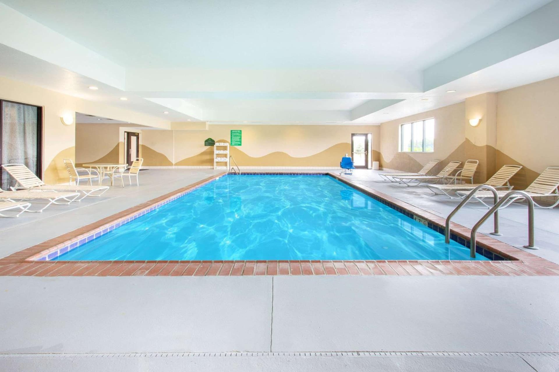 Wingate by Wyndham Indianapolis Airport Plainfield interior in Plainfield, IN — gallery photo 2