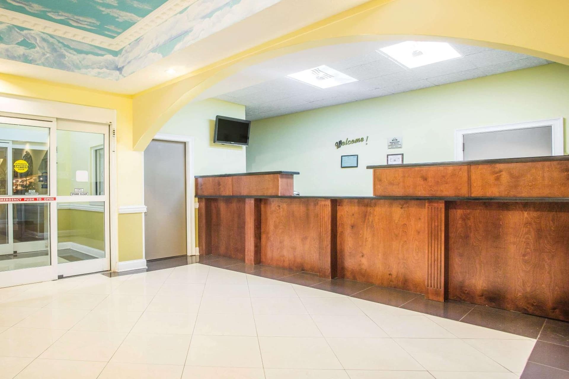 Days Inn & Suites by Wyndham Swainsboro interior in Swainsboro, GA — gallery photo 2