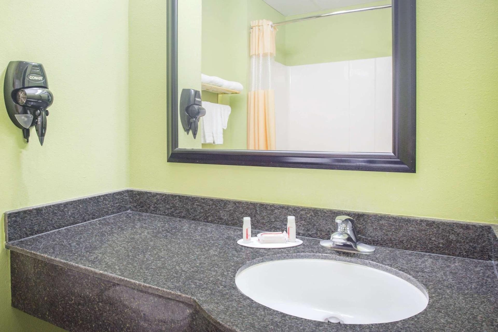 Days Inn & Suites by Wyndham Swainsboro property views in Swainsboro, GA — gallery photo 3