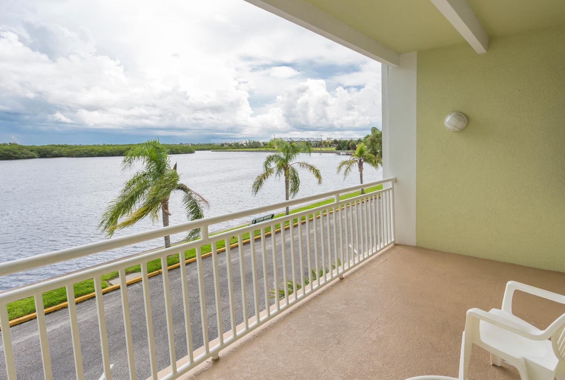 TAMPA BAY, BEACH step away, WIFI, FREE PARKING,POOLS, JACUZZI gallery photo in Ruskin, FL — image 5