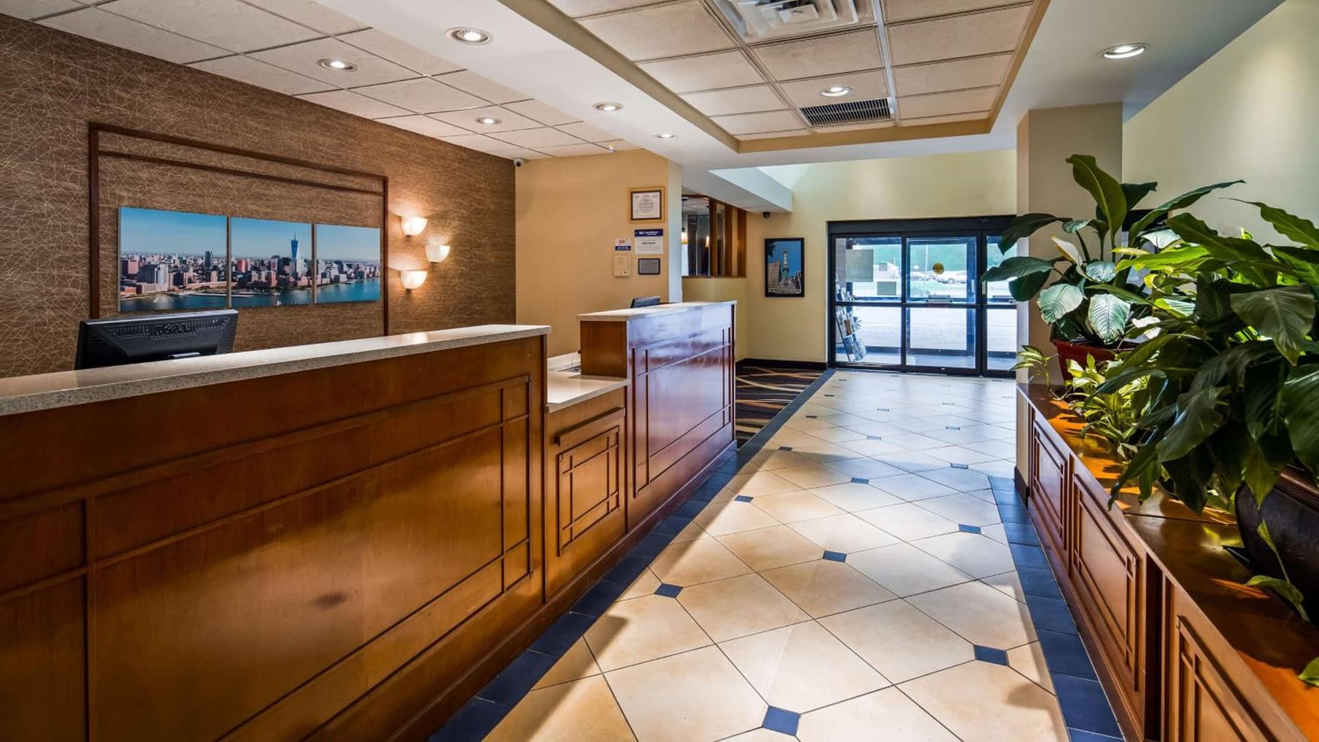 Best Western Galleria Inn & Suites interior in Cheektowaga, NY — gallery photo 2