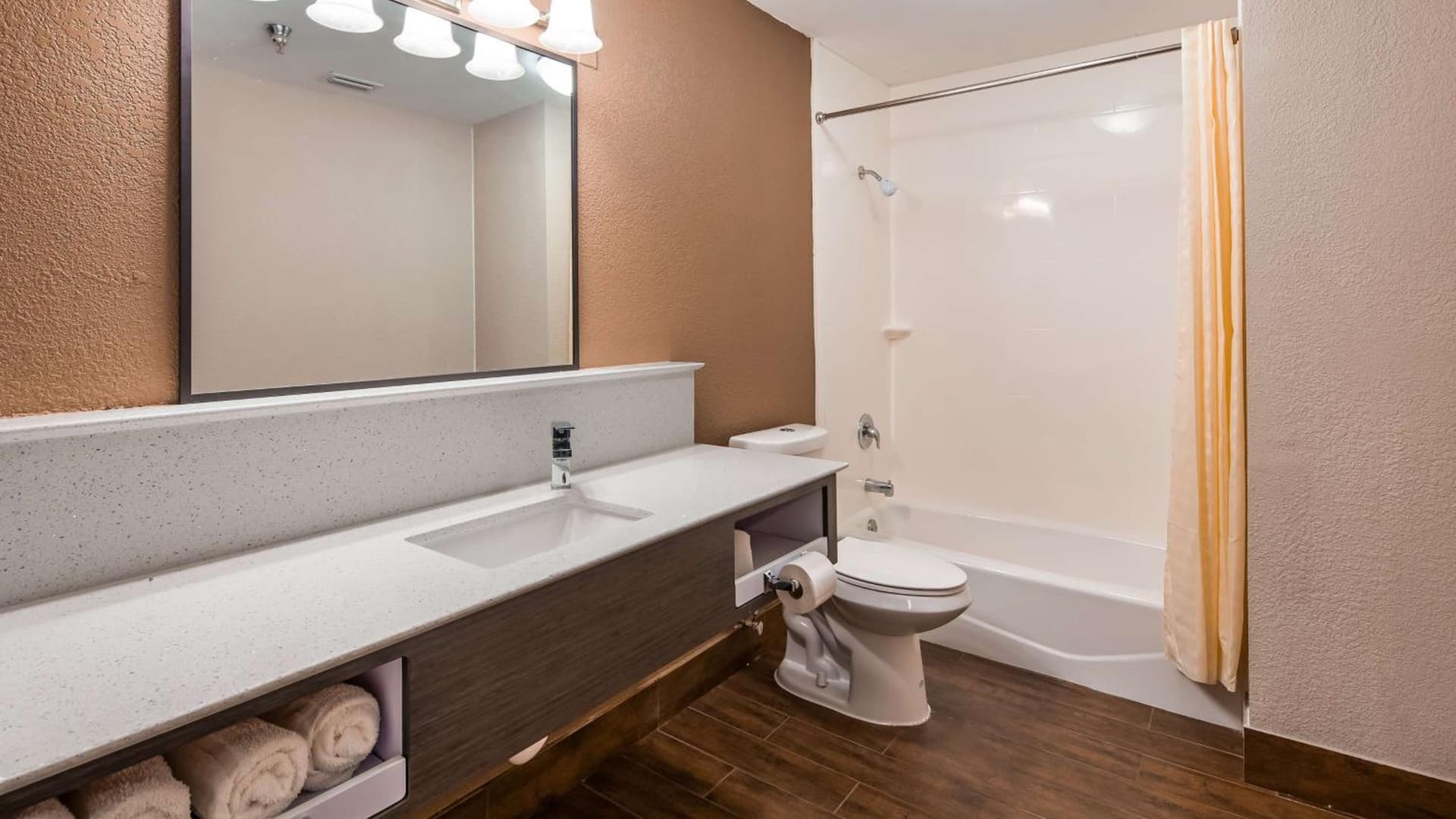 SureStay Hotel by Best Western Brownsville gallery photo in Brownsville, TX — image 14