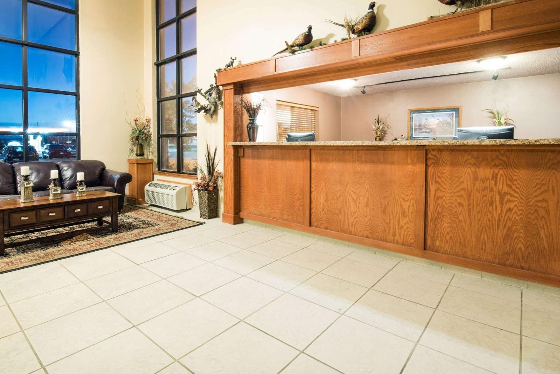 Howard Johnson by Wyndham Oacoma Hotel & Suites interior in Oacoma, SD — gallery photo 2