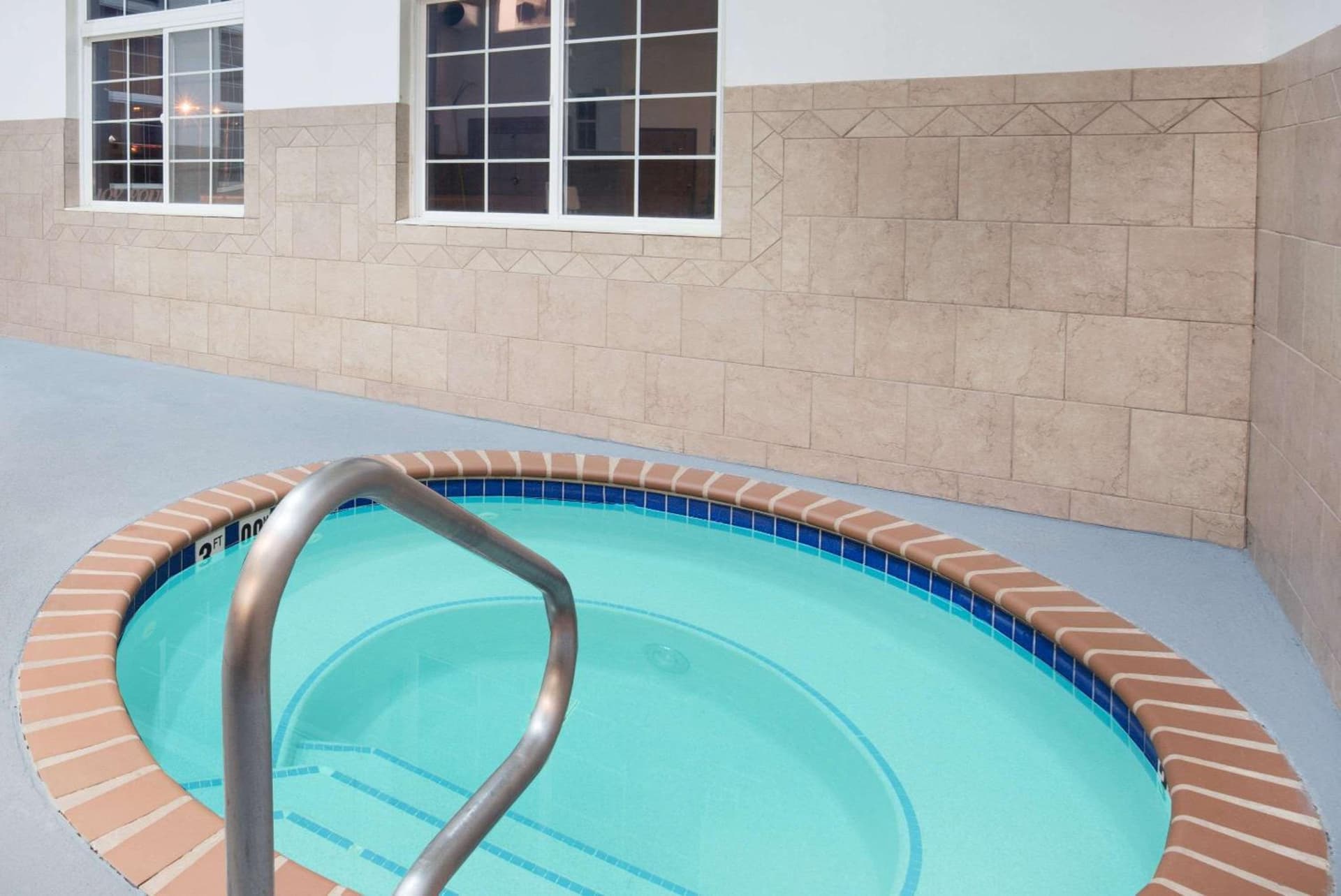 Howard Johnson by Wyndham Oacoma Hotel & Suites property views in Oacoma, SD — gallery photo 3