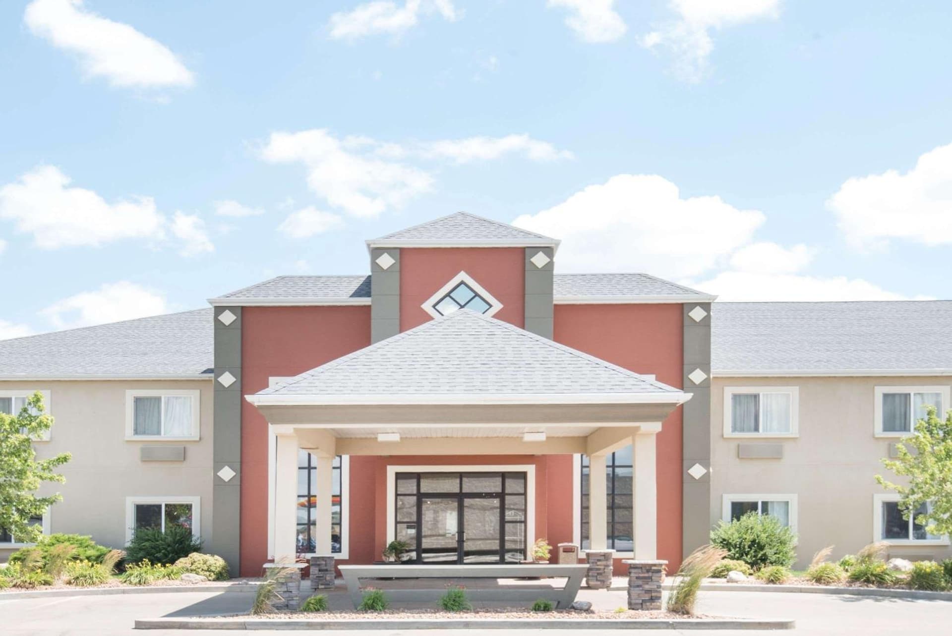 Howard Johnson by Wyndham Oacoma Hotel & Suites featured exterior or lobby in Oacoma, SD — similar hotel