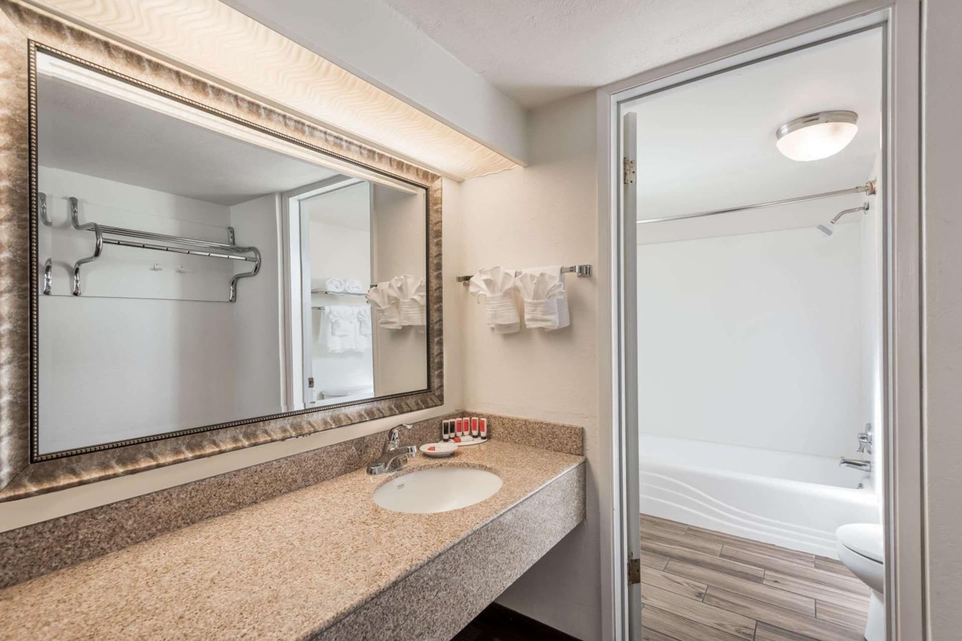 Days Inn & Suites by Wyndham Lodi gallery photo in Lodi, CA — image 47