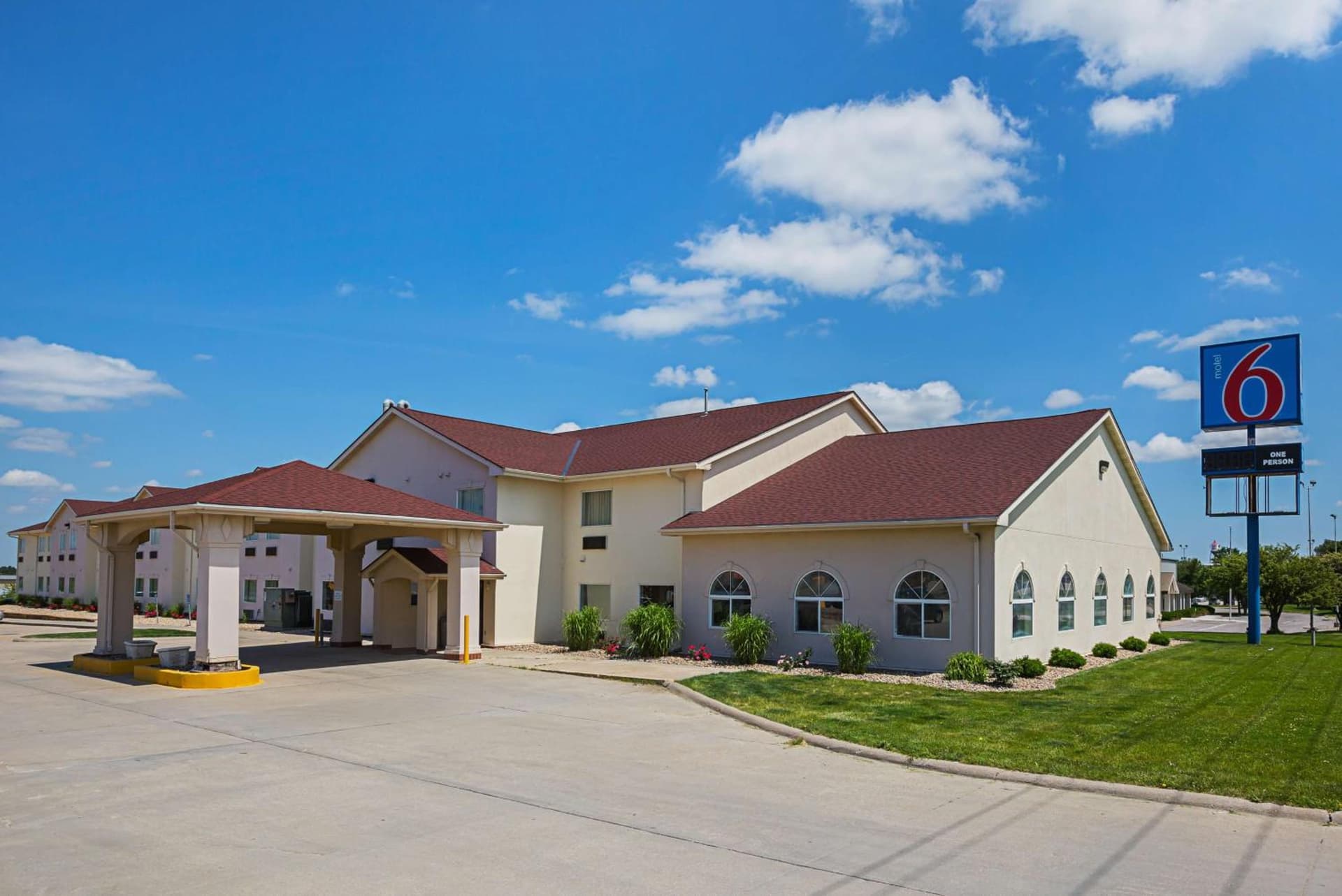 Motel 6 Omaha - IAT West featured exterior or lobby in Omaha, NE — similar hotel