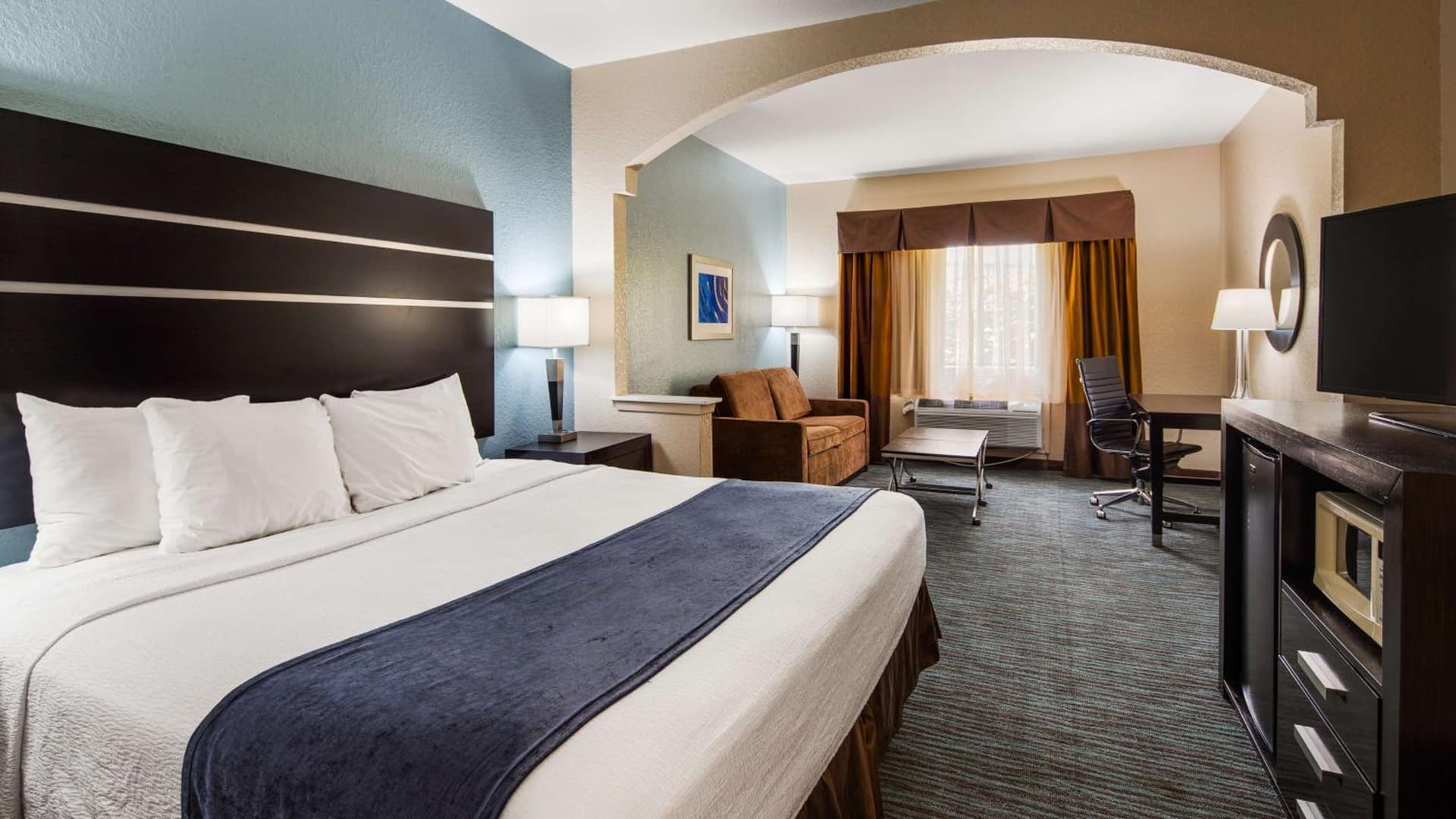 Best Western Plus Northwest Inn & Suites interior in Houston, TX — gallery photo 2