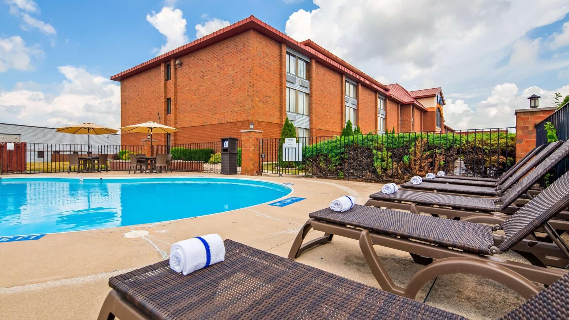Best Western Luxbury Inn Fort Wayne interior in Fort Wayne, IN — gallery photo 2