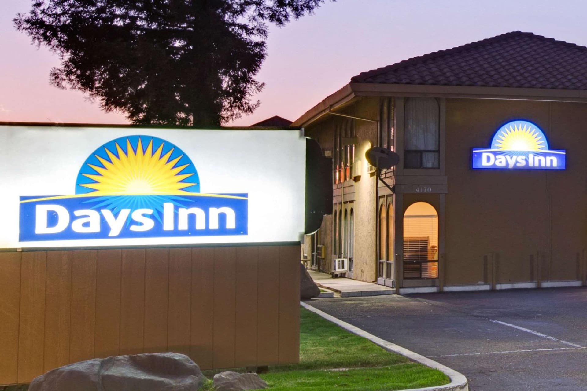 Days Inn by Wyndham San Jose Convention Center interior in San Jose, CA — gallery photo 2