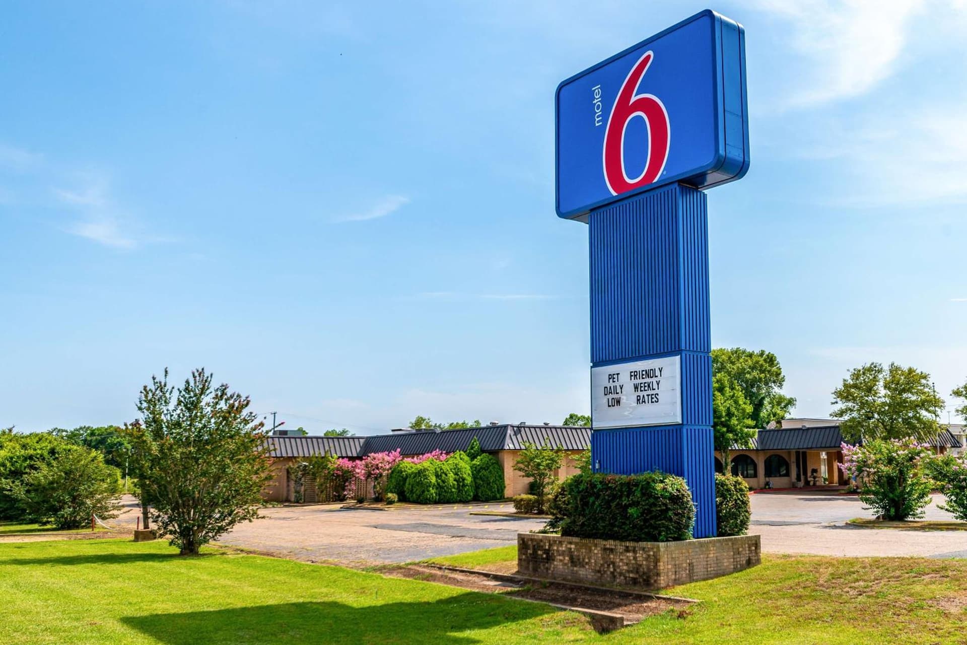 Motel 6-Natchitoches, LA featured exterior or lobby in Natchitoches, LA — similar hotel