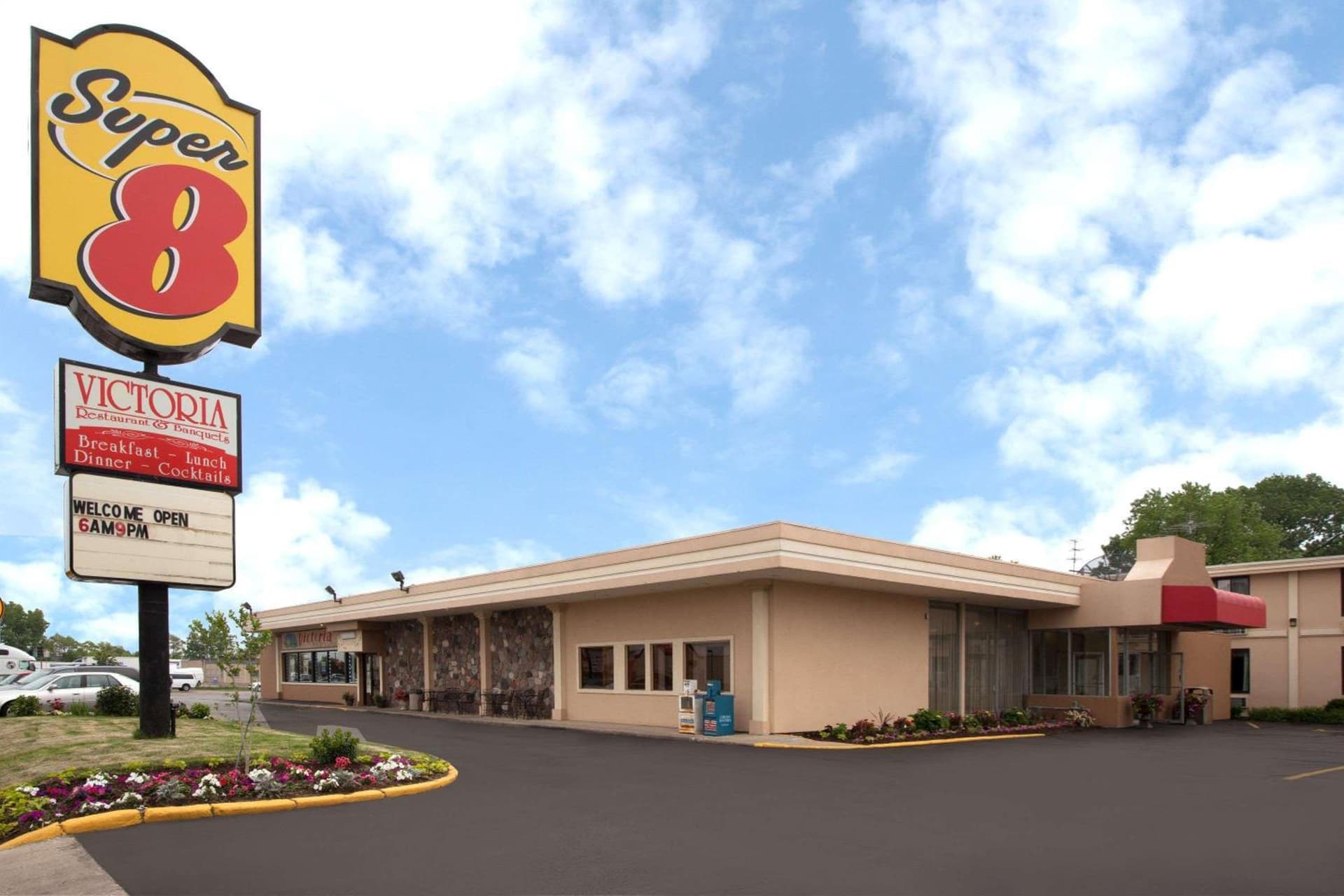 Super 8 by Wyndham Chicago Northlake O'Hare South interior in Northlake, IL — gallery photo 2