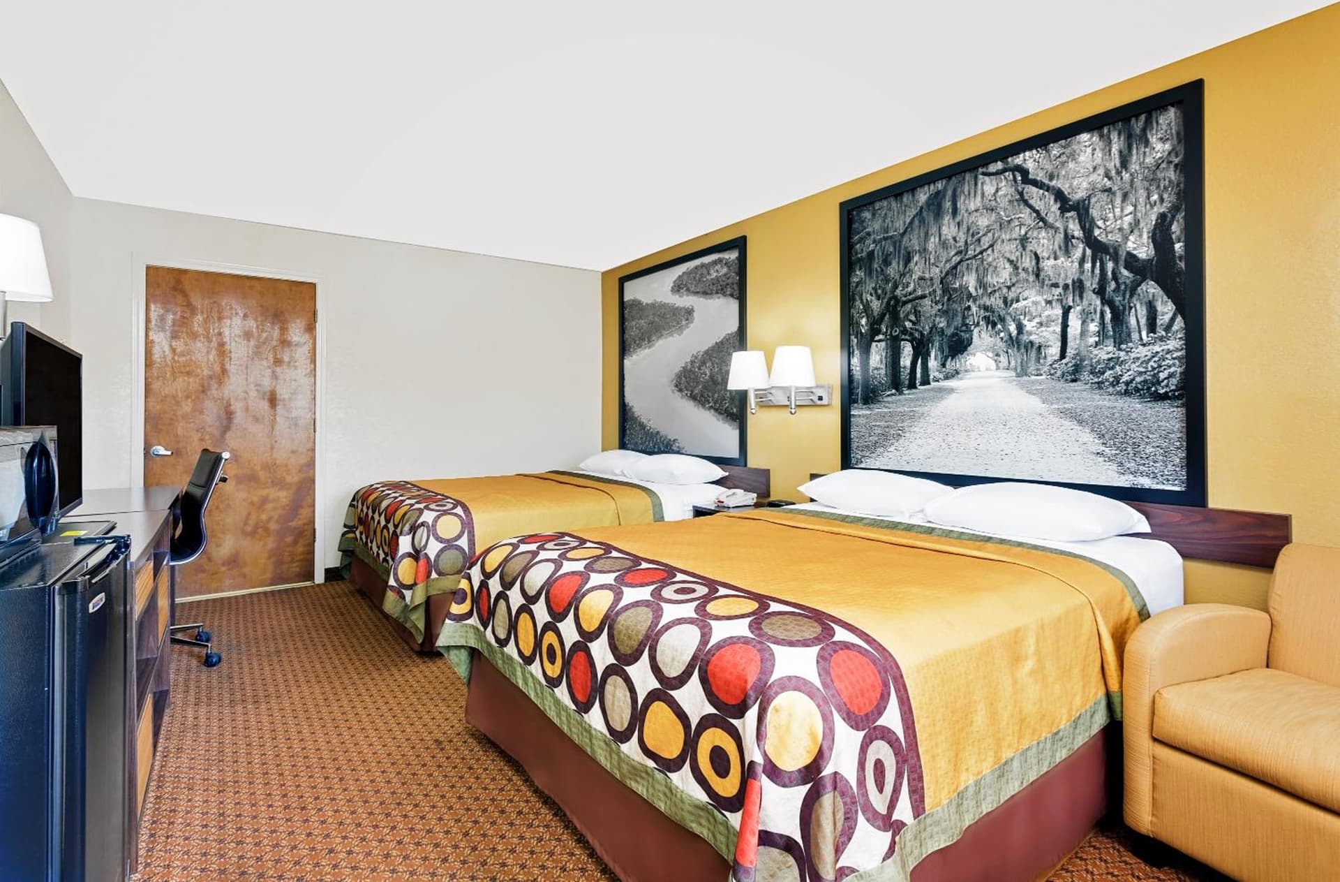 Super 8 by Wyndham Byron/South Macon interior in Byron, GA — gallery photo 2