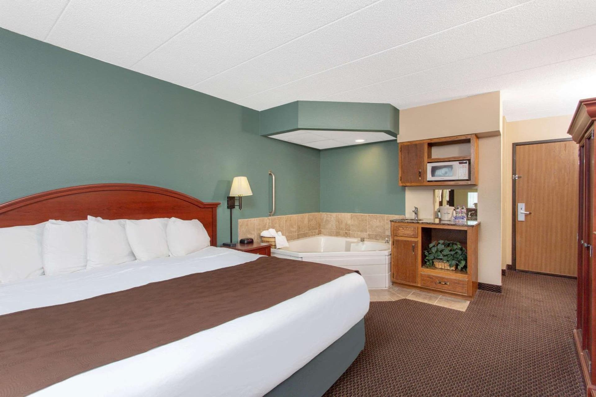 AmericInn by Wyndham Chippewa Falls property views in Chippewa Falls, WI — gallery photo 3