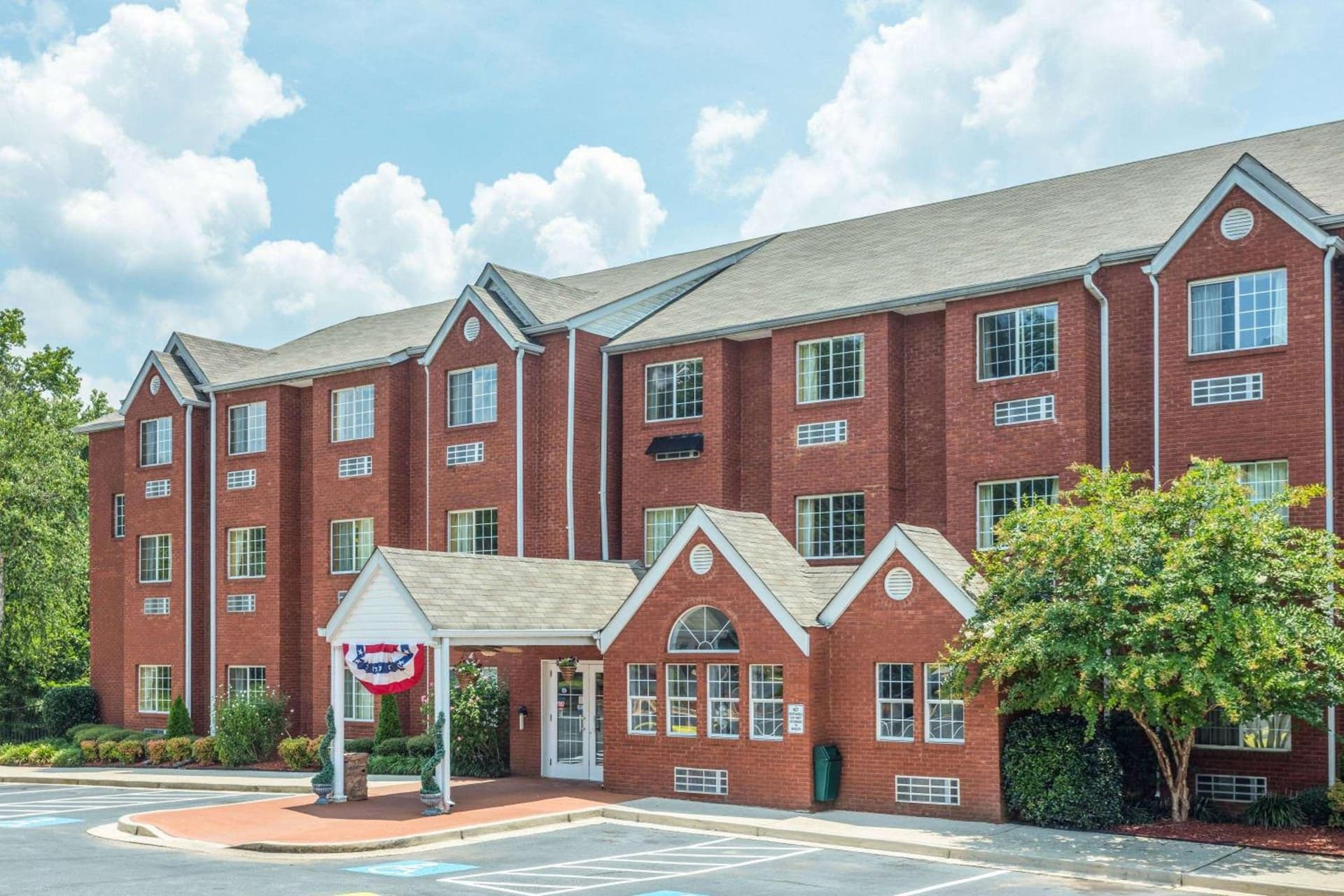 Microtel Inn & Suites by Wyndham Stockbridge/Atlanta I-75 interior in Stockbridge, GA — gallery photo 2